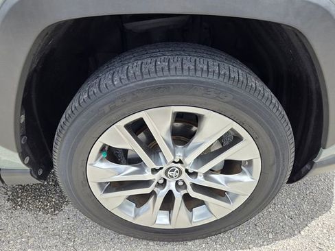 Used 2020 Toyota RAV4 XLE Premium FWD image 9