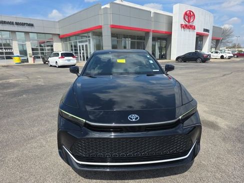 Used 2023 Toyota Crown XLE image 2