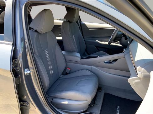 Used 2025 Hyundai Elantra Sport FWD image 9