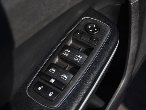 Used 2023 Chrysler 300 S image 8