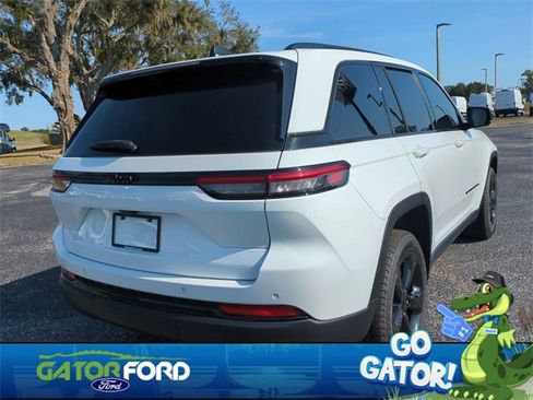 Used 2023 Jeep Grand Cherokee Altitude image 5