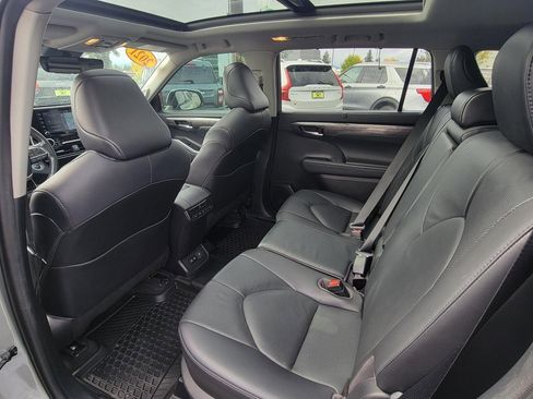Used 2021 Toyota Highlander Limited image 7