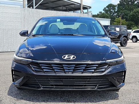 Used 2025 Hyundai Elantra Limited FWD image 2