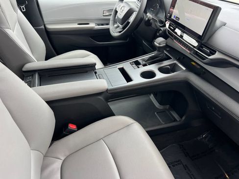 Used 2026 Toyota Sienna XLE image 18