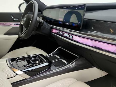 Used 2025 BMW i7 xDrive60 AWD/4WD image 36