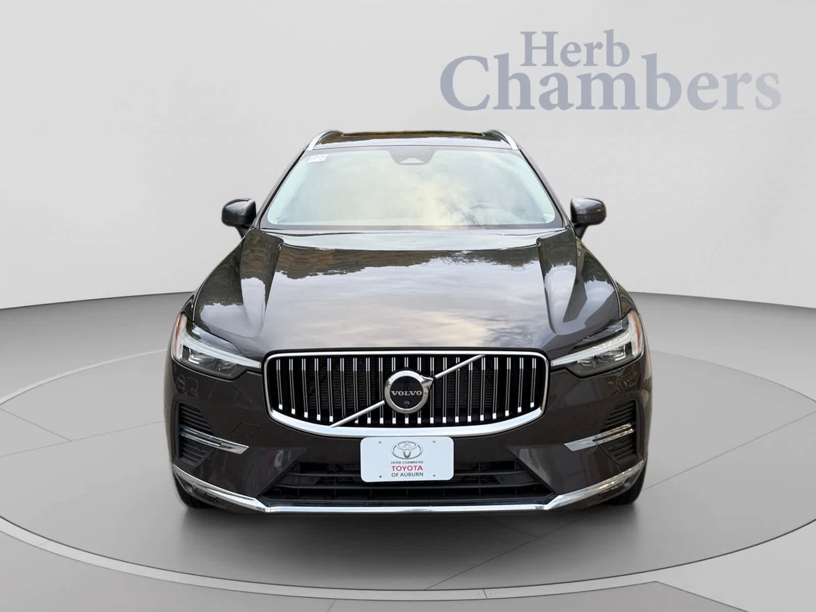 Used 2023 Volvo XC60 B5 Plus AWD/4WD image 2