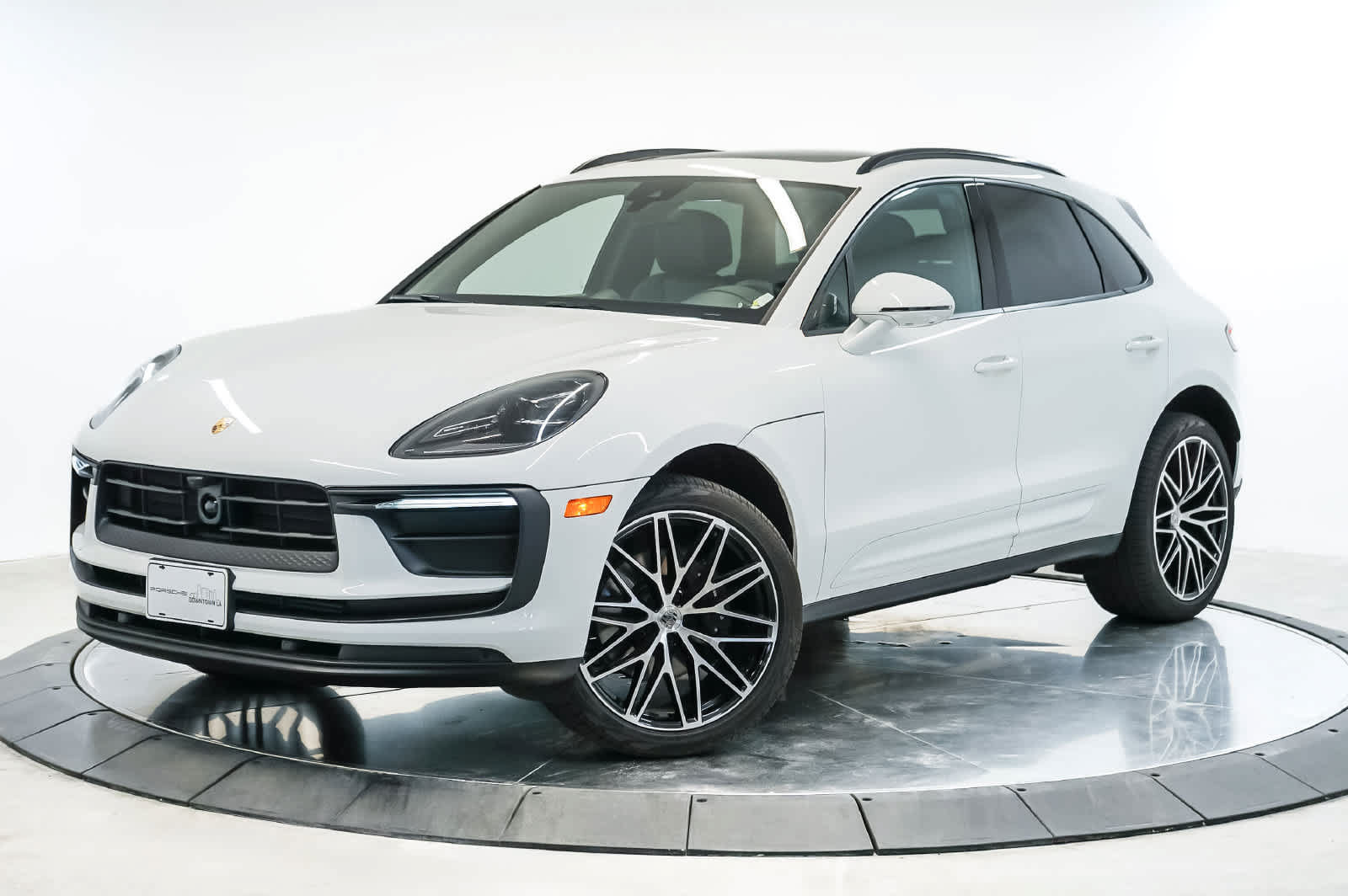 Certified 2026 Porsche Macan AWD/4WD image 1