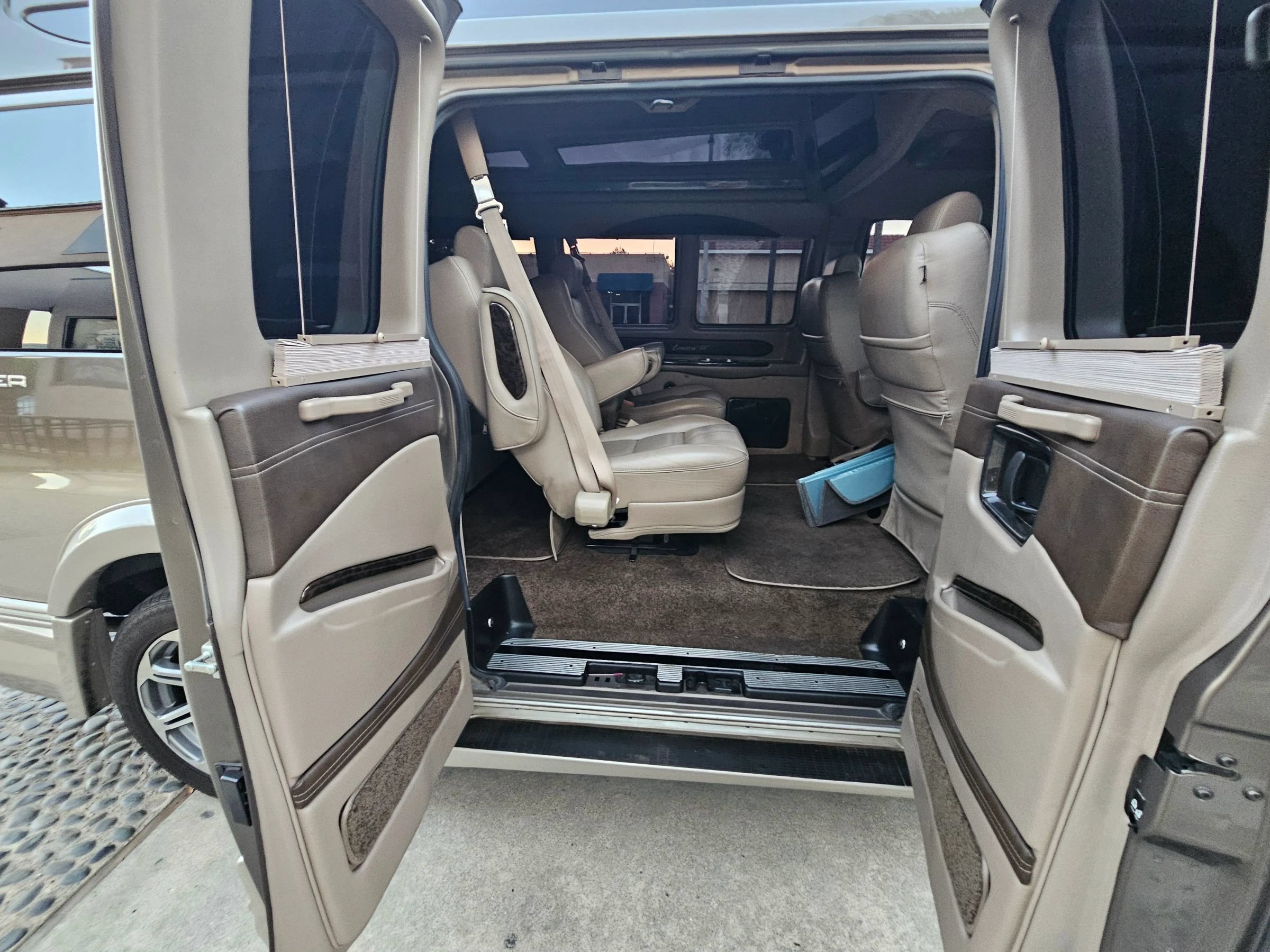 Used 2016 Chevrolet Express 2500 RWD image 22