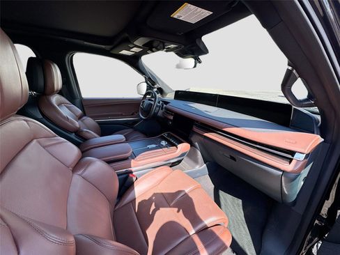 Used 2025 Lincoln Navigator Reserve image 7