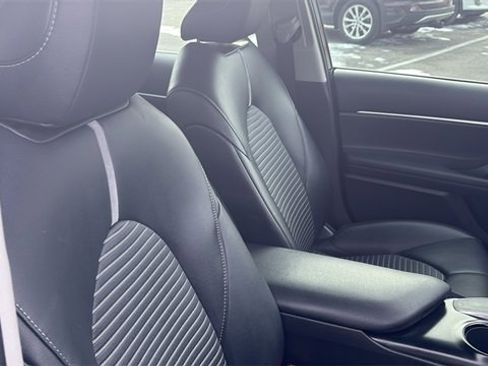 Used 2019 Toyota Camry SE image 29