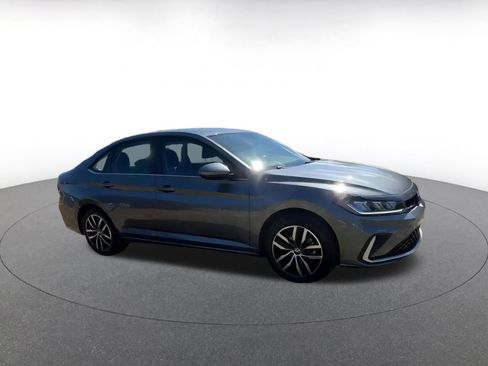 Used 2025 Volkswagen Jetta SE image 2