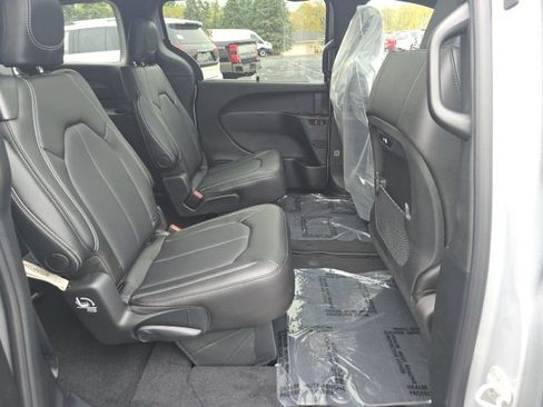 New 2026 Chrysler Pacifica Select AWD/4WD image 26