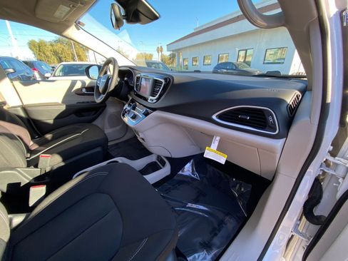 Used 2024 Chrysler Voyager LX image 37