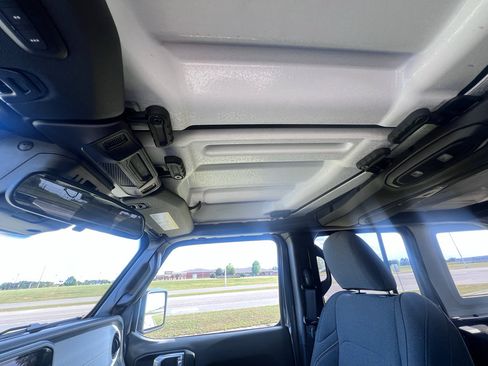 Used 2025 Jeep Wrangler Willys image 23