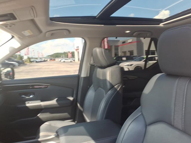 Used 2025 Honda Pilot Touring image 17