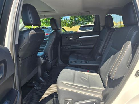 Used 2019 Toyota Highlander XLE AWD/4WD image 4