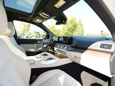 New 2026 Mercedes-Benz GLS 450 4MATIC image 40