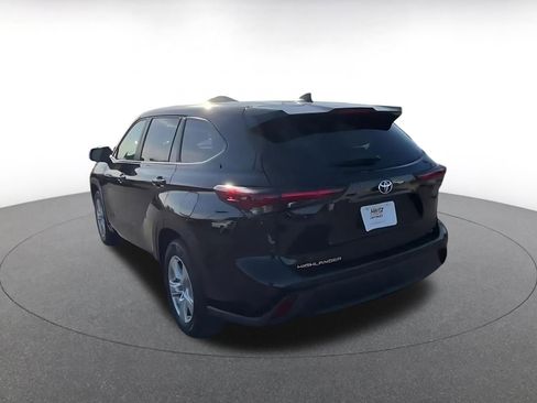 Used 2025 Toyota Highlander LE image 11