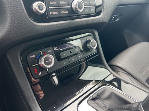 Used 2016 Volkswagen Touareg Sport image 26