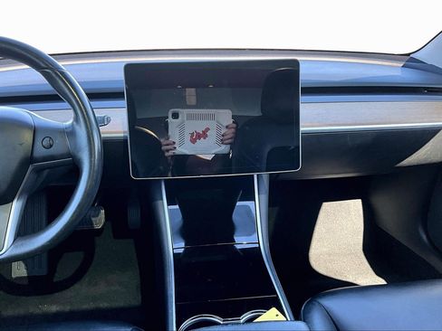 Used 2018 Tesla Model 3 Mid Range image 6