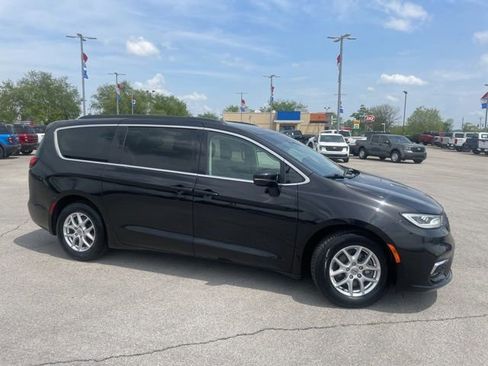Used 2022 Chrysler Pacifica Touring-L FWD image 2