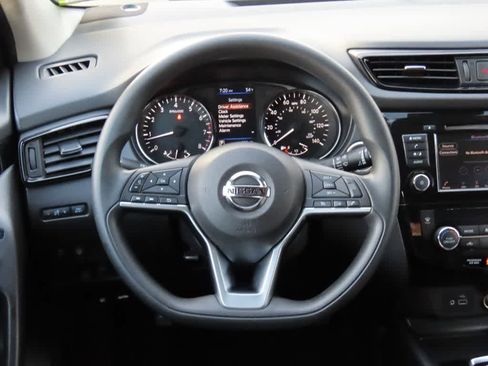 Used 2020 Nissan Rogue Sport SV image 18