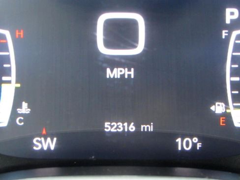 Used 2023 Chrysler Pacifica Touring-L image 6