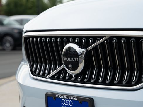 Used 2024 Volvo XC40 B5 Plus w/ Protection Package Premier AWD/4WD image 32