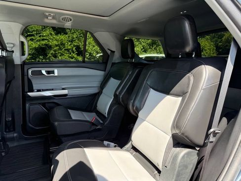Used 2022 Ford Explorer XLT w/ Equipment Group 202A RWD image 12
