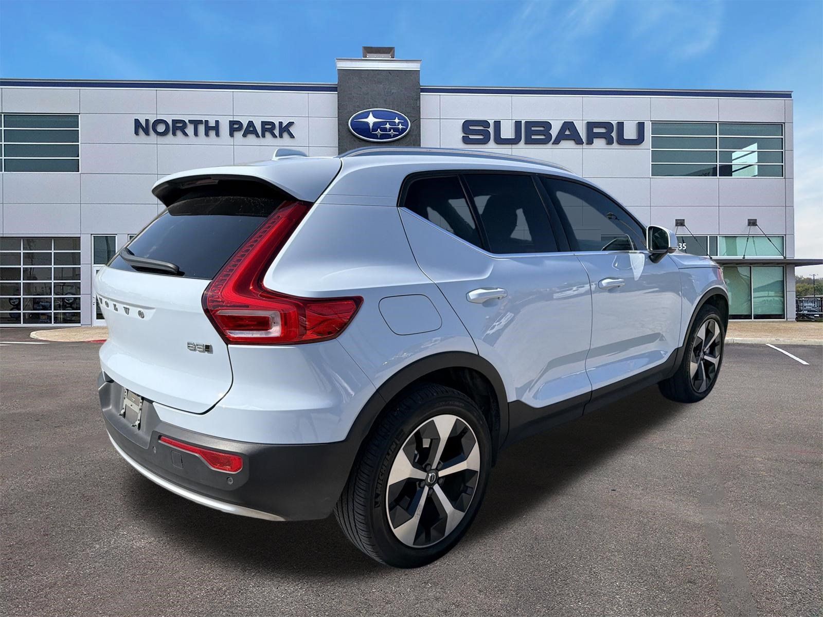 Used 2025 Volvo XC40 B5 Plus AWD/4WD image 3