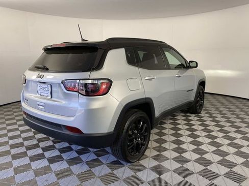 Used 2024 Jeep Compass Latitude w/ Sun and Sound Group AWD/4WD image 9