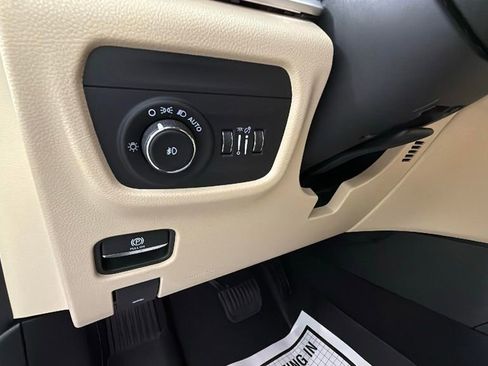 Used 2022 Jeep Grand Cherokee L Limited w/ Black Appearance Package RWD image 19