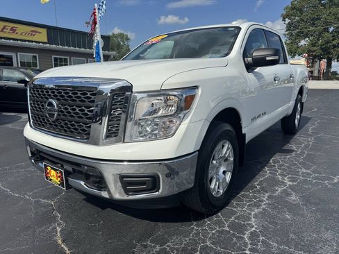 Used 2018 Nissan Titan SV w/ SV Convenience Package AWD/4WD image 3