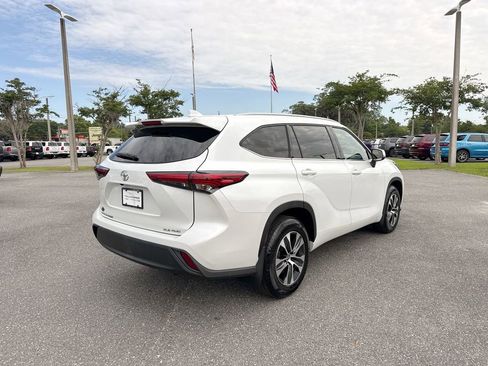 Used 2022 Toyota Highlander XLE AWD/4WD image 3