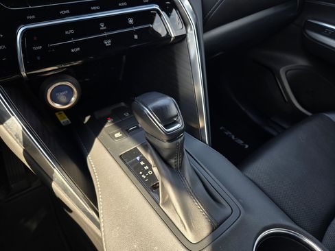 Used 2021 Toyota Venza Limited image 32