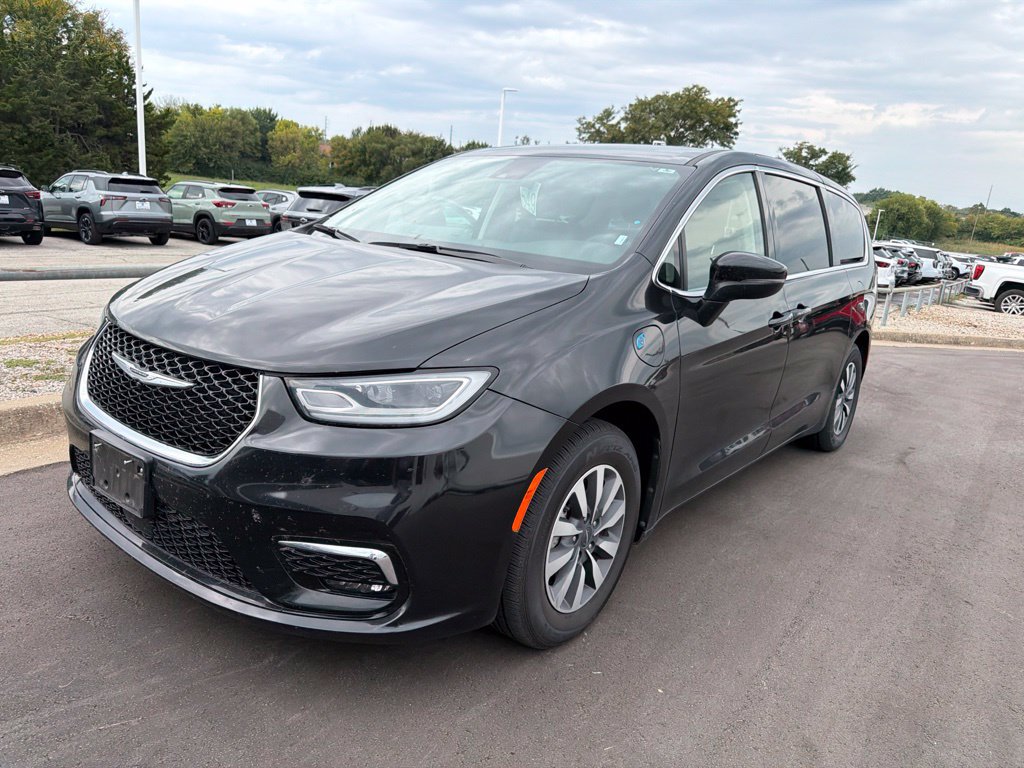 Used 2023 Chrysler Pacifica Touring-L FWD image 2