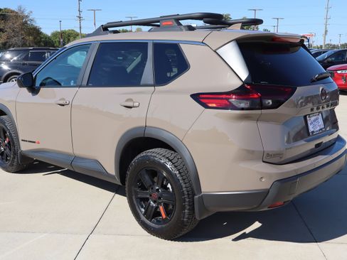 Used 2025 Nissan Rogue SV image 8