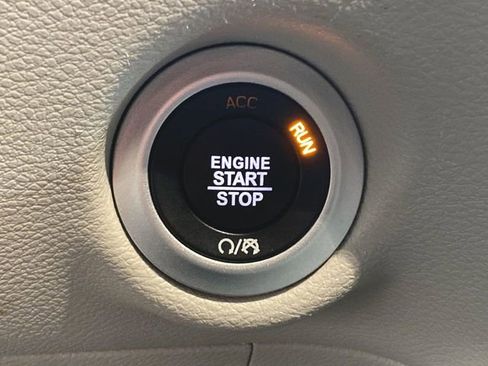 Used 2024 Chrysler Pacifica Touring-L image 16