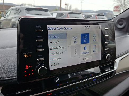 Used 2023 Toyota Sienna Limited image 21