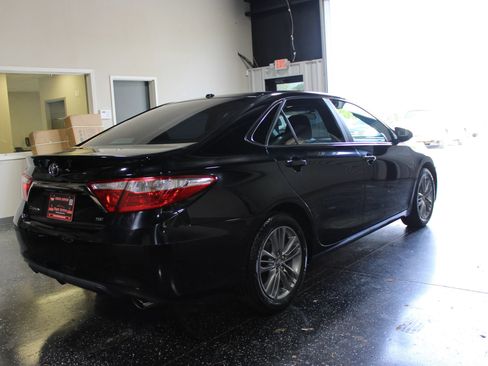 Used 2017 Toyota Camry SE image 3