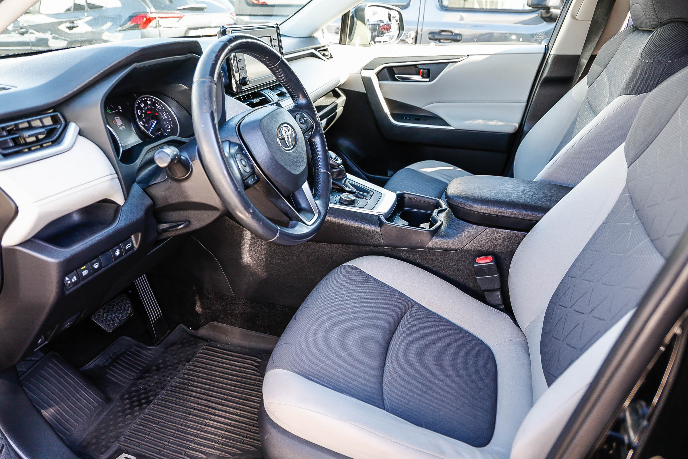 Used 2020 Toyota RAV4 XLE w/ Convenience Package AWD/4WD image 2