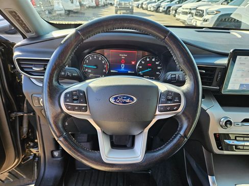 Used 2022 Ford Explorer XLT w/ Equipment Group 202A AWD/4WD image 17
