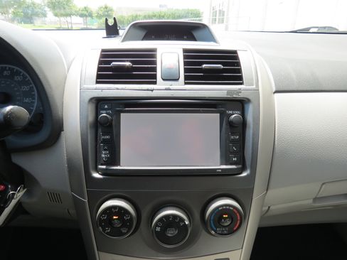 Used 2013 Toyota Corolla LE FWD image 17