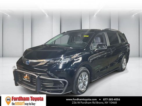 Used 2025 Toyota Sienna LE AWD/4WD image 4