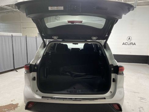 Used 2023 Toyota Highlander LE FWD image 19