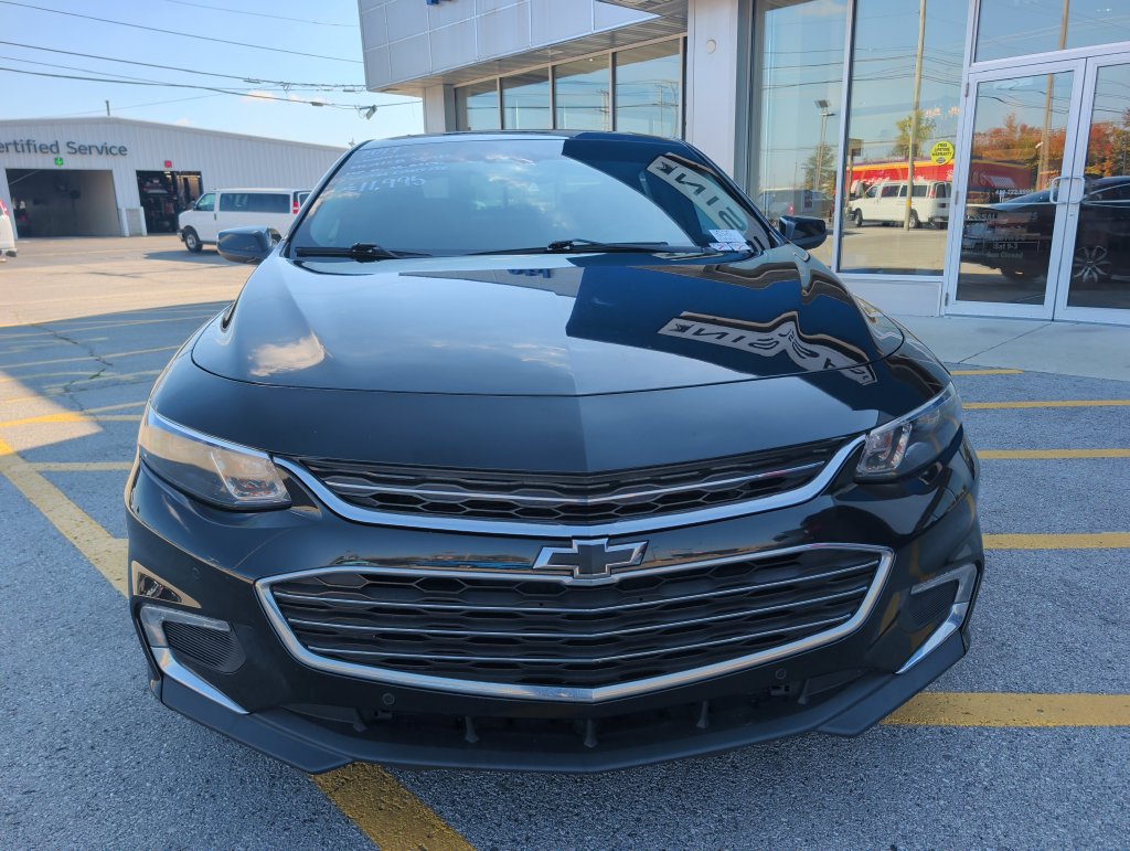 Used 2017 Chevrolet Malibu LT w/ Leather Package FWD image 2