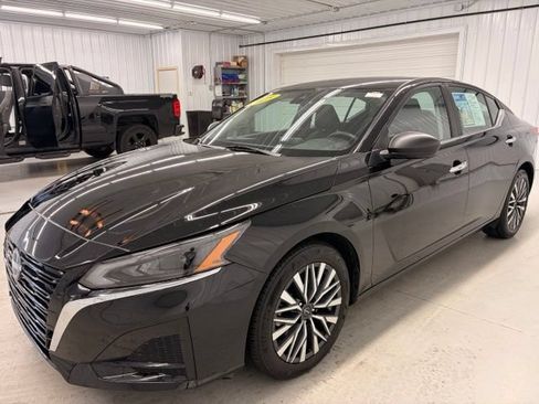 Used 2025 Nissan Altima 2.5 SV FWD image 3
