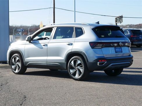 Certified 2025 Volkswagen Taos SE image 5