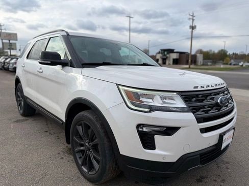 Used 2018 Ford Explorer XLT w/ Equipment Group 202A AWD/4WD image 3