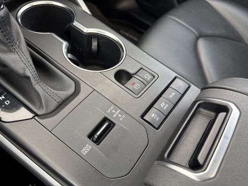 Used 2021 Toyota Highlander XLE image 28